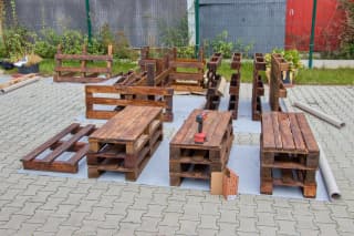 Lavičky v priebehu prác